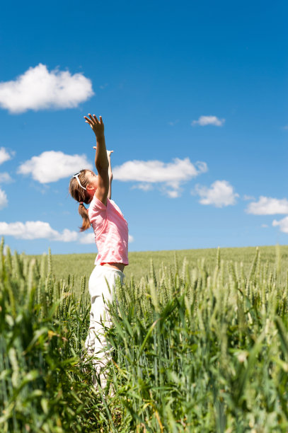会议的夏天!年轻快乐的女孩呼吸着柔和的夏日风图片下载