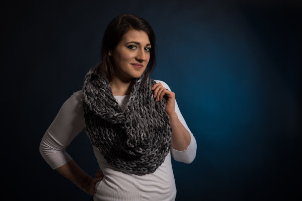 女孩摆姿势与一条围巾为黑色背景图片下载