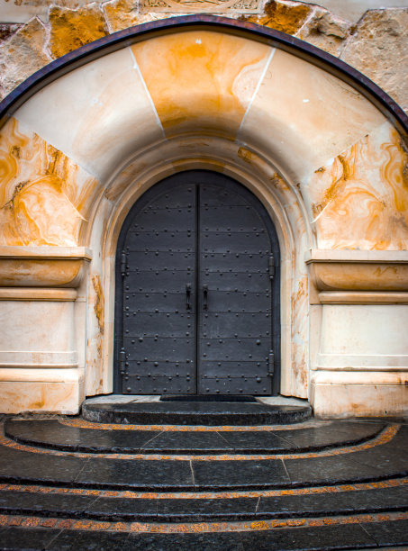 门中世纪的一种带有饰钉锻造铁制框架的古老木门图片下载