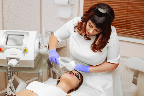 照片面部治疗。抗衰老过程。图片下载