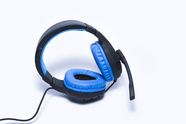 耳机麦克风隔离在白色背景和阴影素材图片