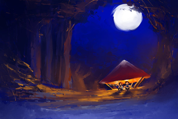 夜晚森林里，一对夫妇坐在帐篷里休息图片下载