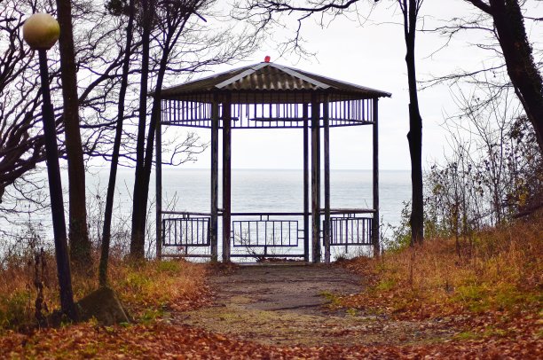 海边山顶上的一个废弃的老凉亭。图片下载