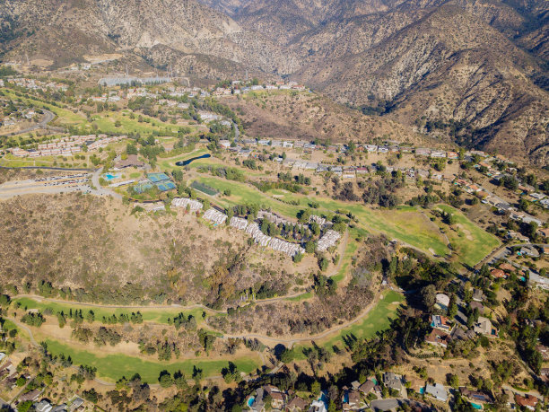 山上高尔夫球场的航拍图图片下载