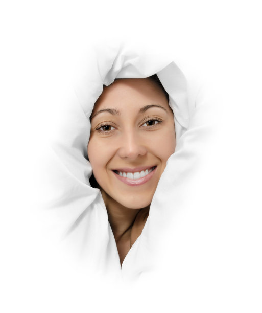 快乐的女人躲在羽绒被下图片下载