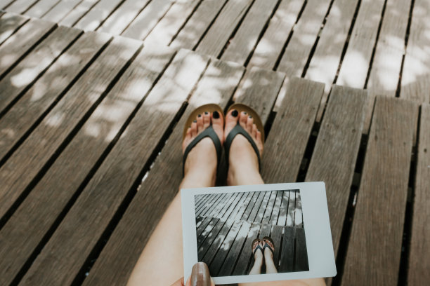 脚的自拍与脚的照片，重复图片拍摄与木制台阶地板图片下载
