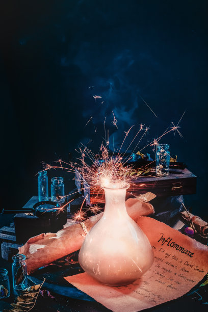 魔法药水与炽热的火花，古代卷轴和巫术项目在黑暗的背景图片下载