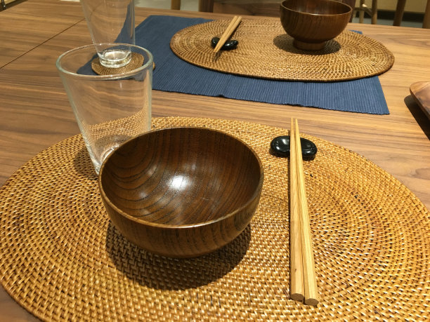 空盘子和筷子放在木桌上图片下载