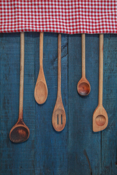 质朴的木制厨房用具，深蓝色的木板。乡村厨房背景。俯视图，平面风格。黑暗的照片图片下载
