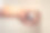 亚洲女性用手打开门把手素材图片