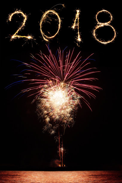在海上用烟花和烟花庆祝2018年新年图片下载