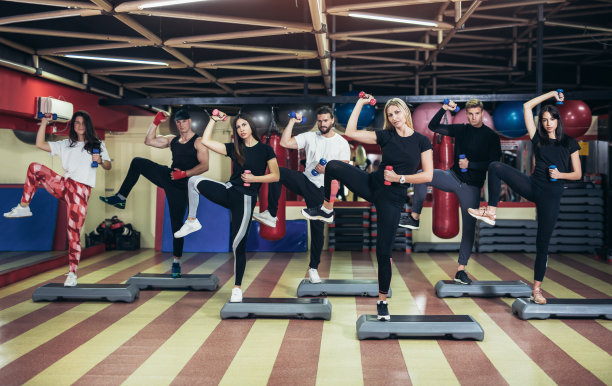 体操课的训练和做练习图片下载