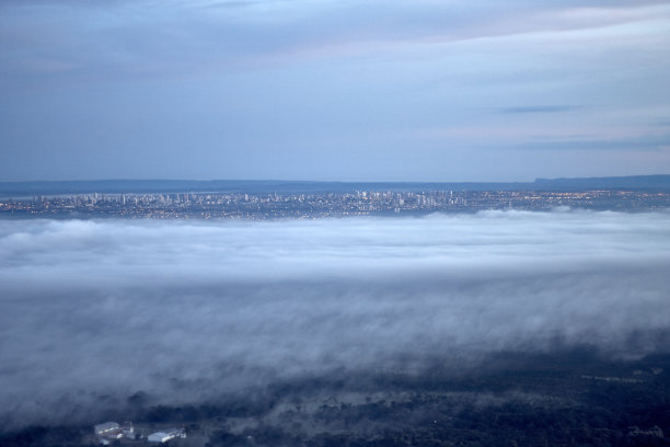 从桑托山上俯瞰城市Cuiabá Antônio。图片下载