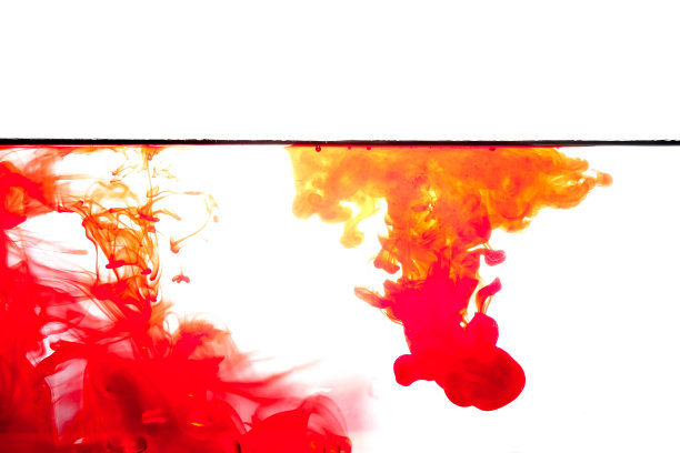 红色液体或血液滴入水中图片下载