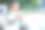 快乐的小女孩在公园里吃着甜筒冰淇淋图片下载