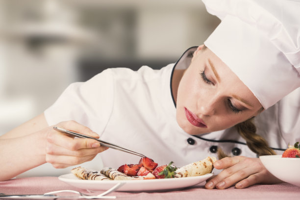 女厨师正在准备草莓煎饼图片下载