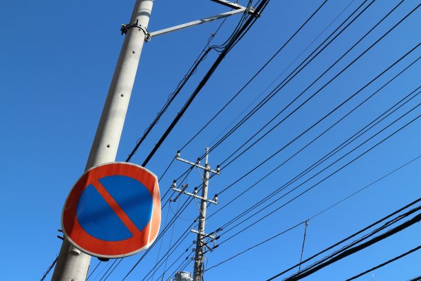 输电线路和晴朗的天空图片下载