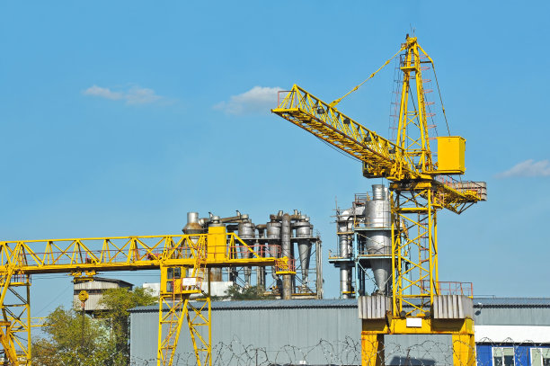 起重机和分离式烟囱图片下载