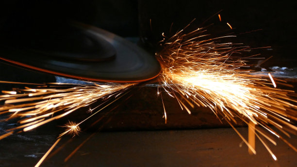 研磨金属建筑的工人图片下载