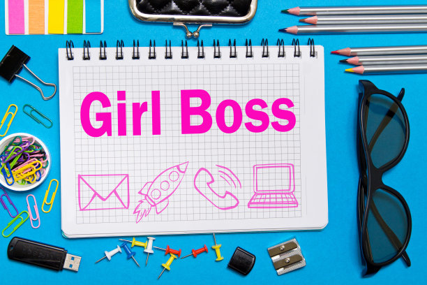 女老板记在办公室桌上的笔记本上。企业女孩的概念图片下载