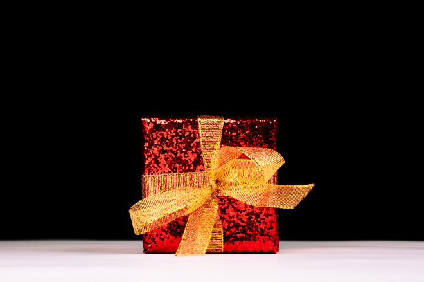 带有金色丝带的红色礼盒图片下载