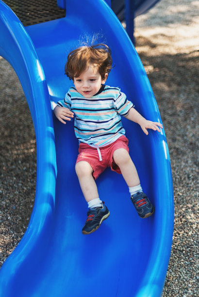 男孩喜欢操场图片下载