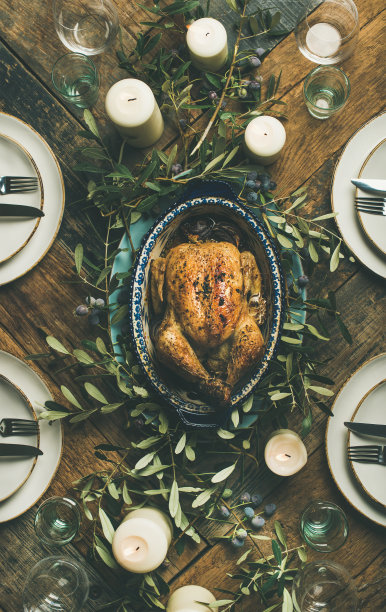 整只烤鸡平铺在餐桌背景上，圣诞节用图片下载