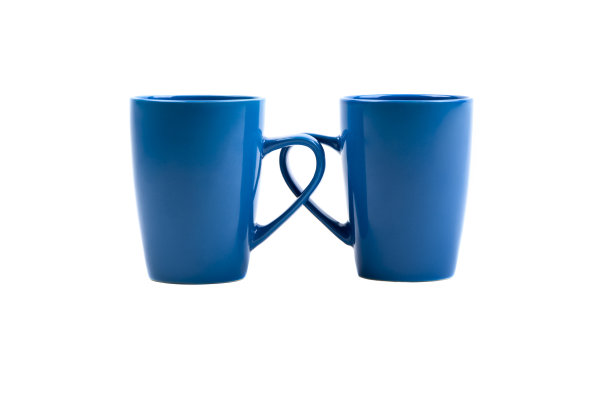 白色背景前的两个杯子图片下载
