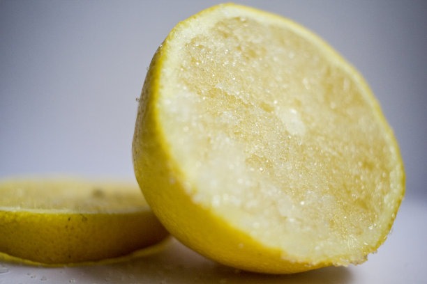 用糖把柠檬切成两半图片下载