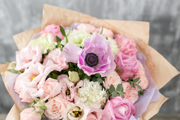 美丽的豪华花束混合在花瓶。花店花匠的工作。本空间素材图片