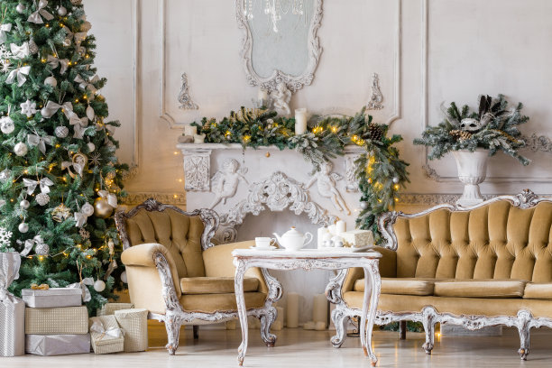 圣诞节的早晨。经典的公寓配有白色壁炉，装饰过的冷杉树，沙发，大窗户和枝形吊灯。图片下载