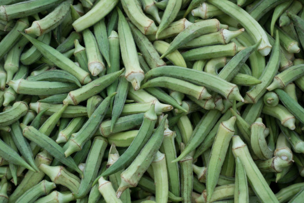 成熟的秋葵堆在市场摊位上素材图片