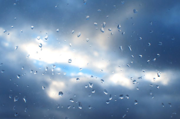 雨和云在玻璃后面图片下载