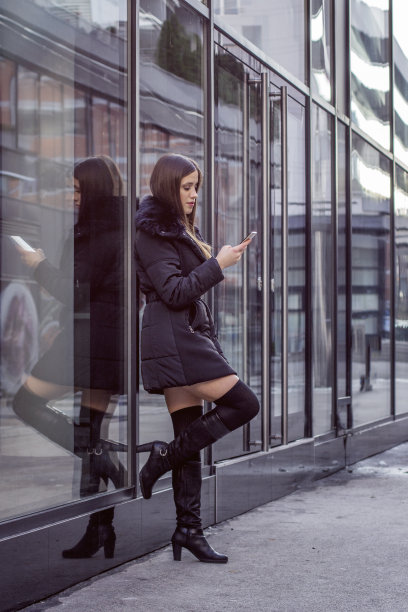 年轻美丽的商务女孩放松和看手机和短信图片下载