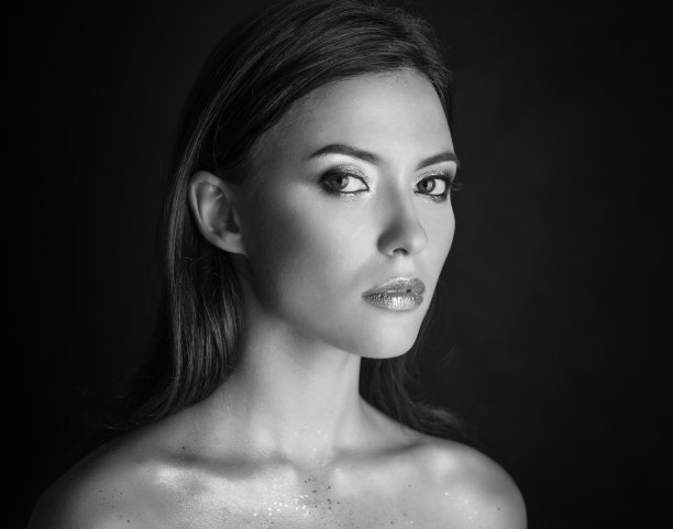 年轻女子的黑白肖像。图片下载