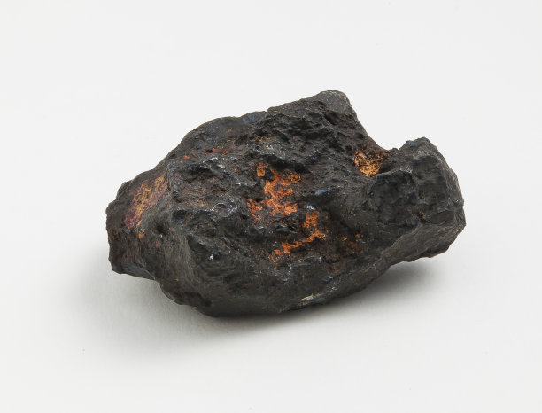 白色背景下的软锰矿图片下载