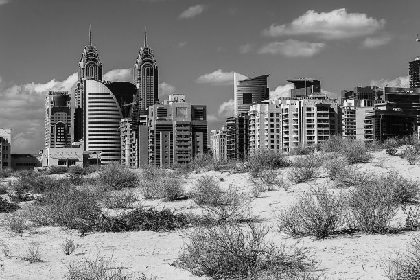 迪拜沙漠中的午日热浪图片下载