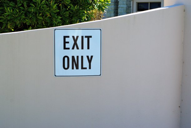 墙上只有出口的牌子。图片下载