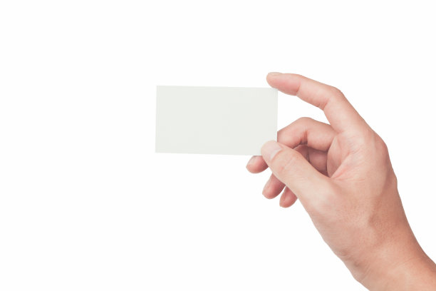 男性手拿空白名片在白色背景图片下载