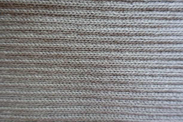 灰色手工针织品上的横向下摆图片下载