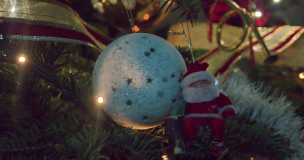 圣诞老人和白色圣诞球图片下载