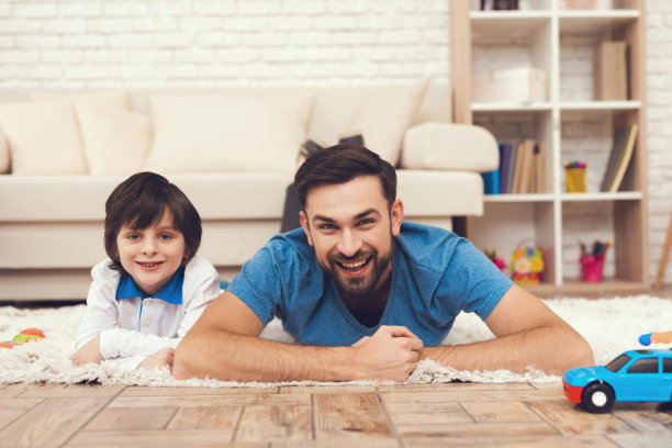 父亲和儿子玩得很开心。一个模范的父亲和一个悠闲的男孩。素材图片