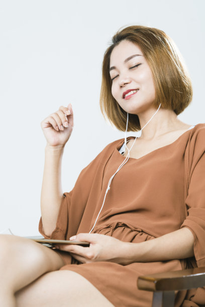 一名亚洲女性使用数码平板电脑的照片图片下载