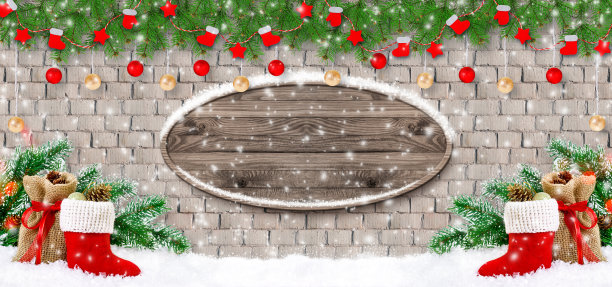 圣诞背景与圣诞老人靴和包与腰带和装饰花环与招牌在砖墙图片下载