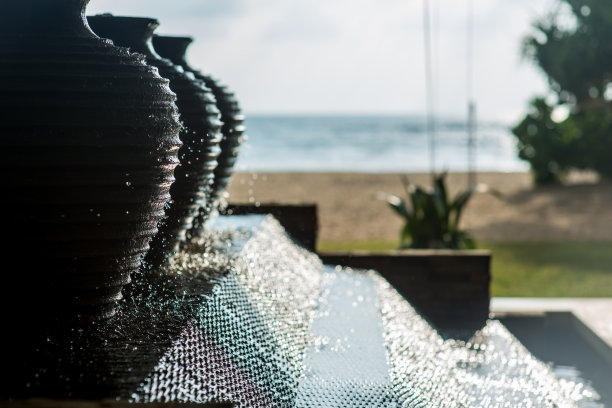 花瓶排成一排的模仿瀑布图片下载