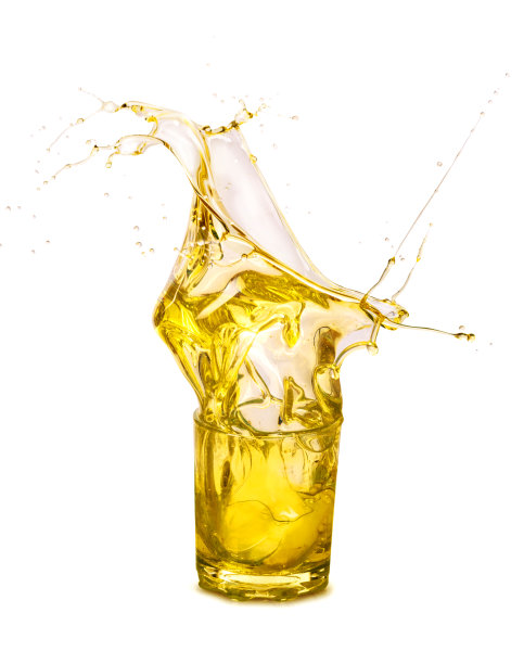 在玻璃杯中倒入橄榄油图片下载