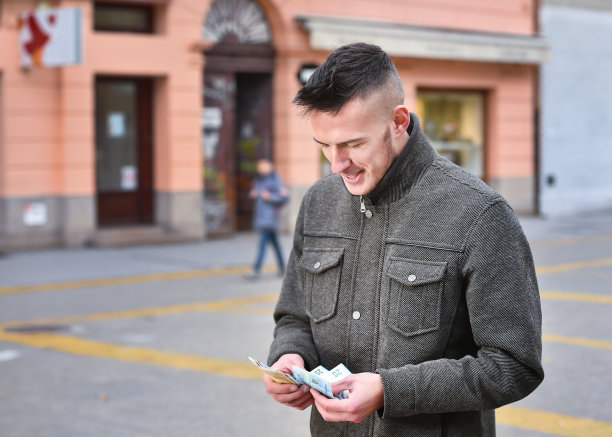 年轻人在街上数钱图片下载