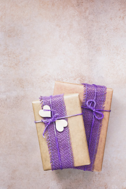 桌上放着手工制作的工艺品素材图片