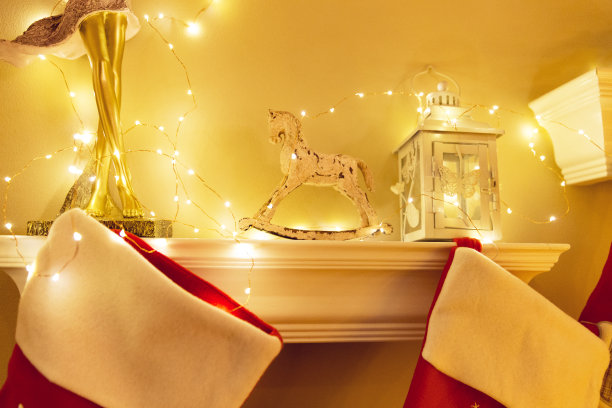 圣诞壁炉架上的童话灯素材图片