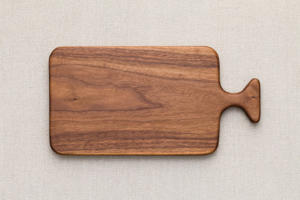 胡桃木手工切木板上的亚麻布图片下载